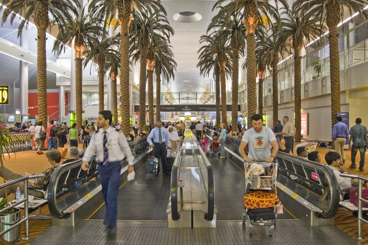 Der Flughafen Dubai hat brigens einen akuten Mangel an Sitzpltzen